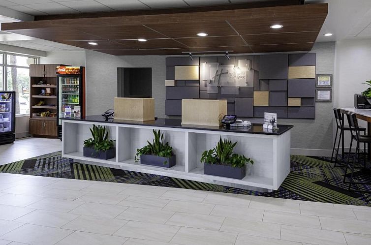 Holiday Inn Express Myrtle Beach-Broadway at the Beach, an I