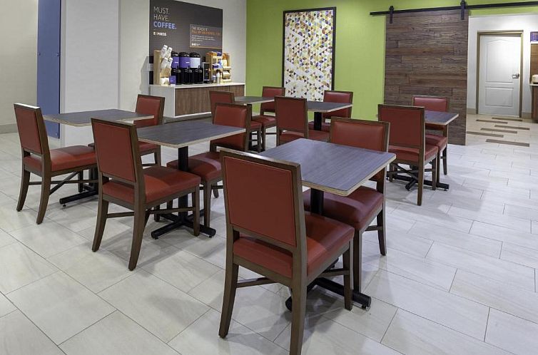 Holiday Inn Express Myrtle Beach-Broadway at the Beach, an I