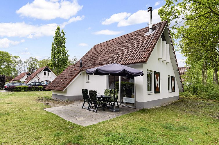 Landgoed Aerwinkel 6-persoons bungalow 6C4 in Posterholt met terras en groene omgeving.