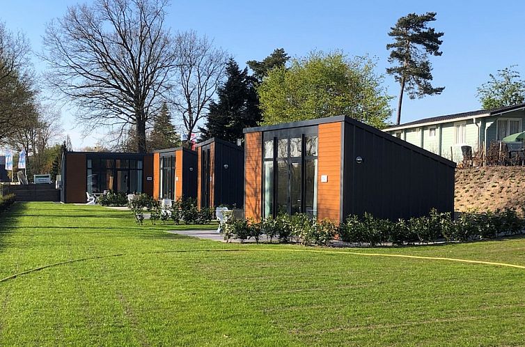 Tiny House 2 in Arcen, Noord Limburg, een modern vakantiehuis omgeven door natuur en groen, ideaal voor een ontspannen verblijf.