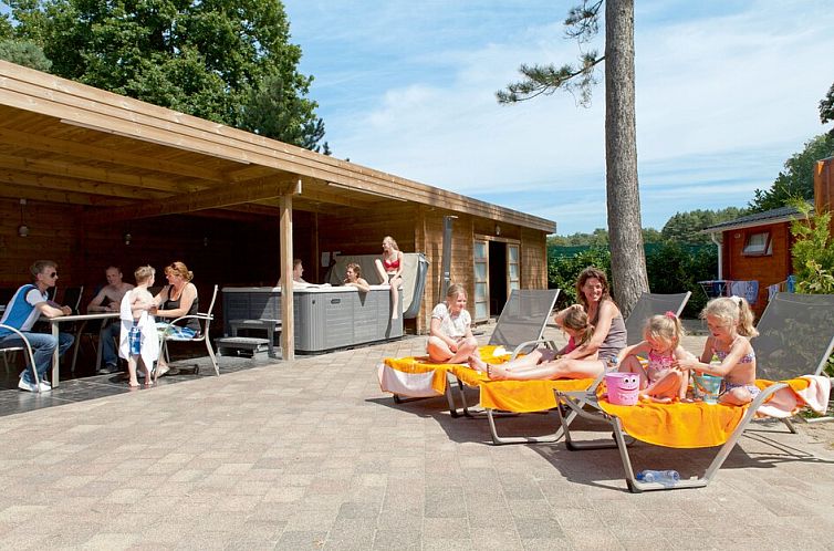 Geniet van ontspanning bij Buitenverblijf Wellness 12, een chalet in Arcen, Noord Limburg, met een ruim terras en jacuzzi.