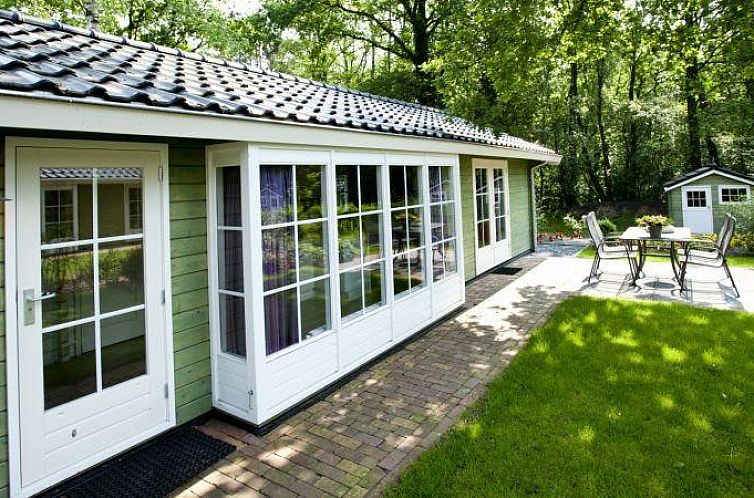 Fin Maison 6 vakantiehuis in Belfeld, Noord Limburg, met zonnig terras en groene omgeving voor een ontspannend verblijf.