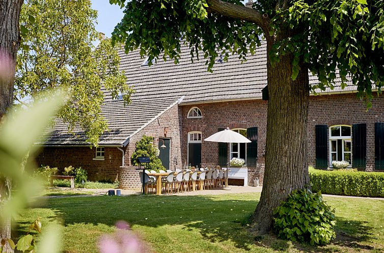 L274 vacation home in Baarlo, North Limburg. Cozy outdoor area with terrace and green surroundings.