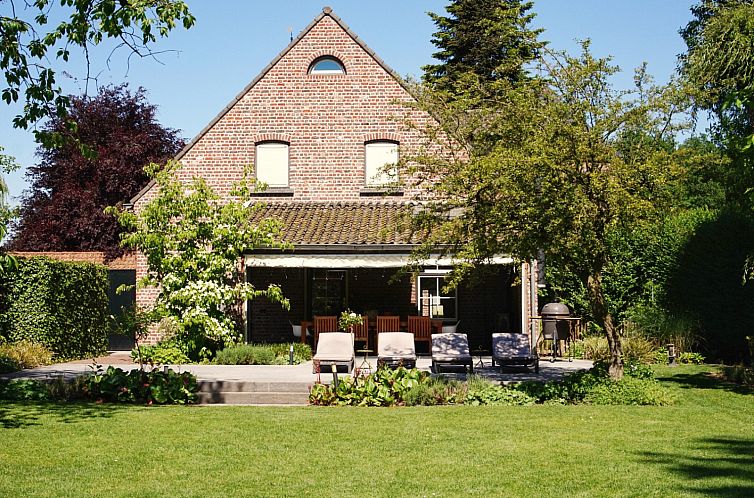 Vacation home L185 in Baarlo, North Limburg with spacious garden and terrace surrounded by green nature.