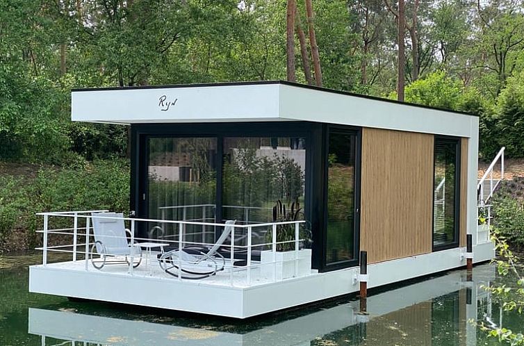 Moderne glamping lodge bij Vakantiehuis in Merselo, Noord Limburg, met uitzicht op het water.