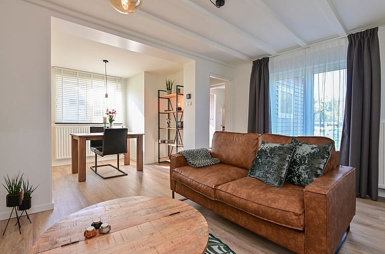 Gezellige woonkamer van Vakantiehuis in Valkenburg, Zuid Limburg met comfortabele bank en eetruimte.