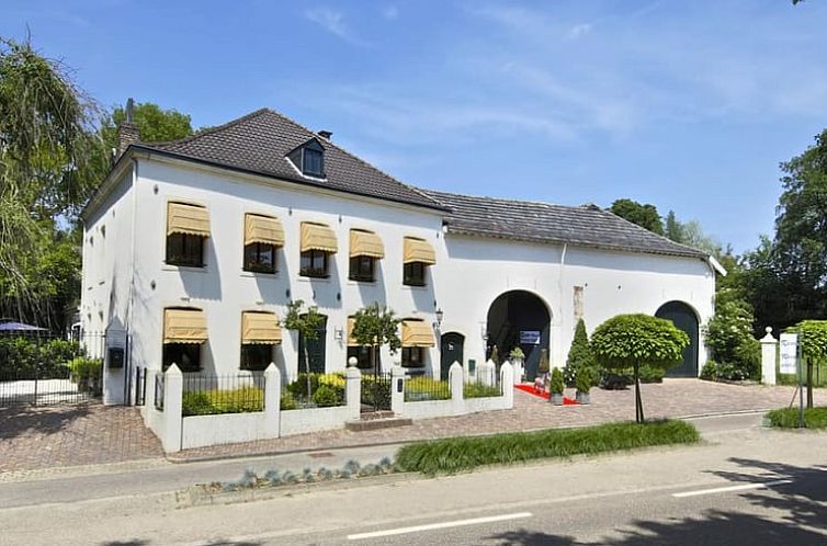 Buitenkant van Huisje in Valkenburg, vakantiehuis in Zuid Limburg, met klassieke gevel en groene omgeving.