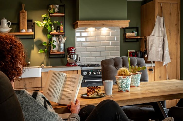 Gezellige binnenruimte in Vakantiehuisje in Valkenburg, Zuid Limburg, met comfortabele zithoek en sfeervolle keuken.