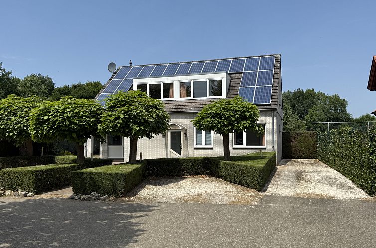 Vakantiehuis L009 in Valkenburg, Zuid Limburg met zonnepanelen en groene omgeving.