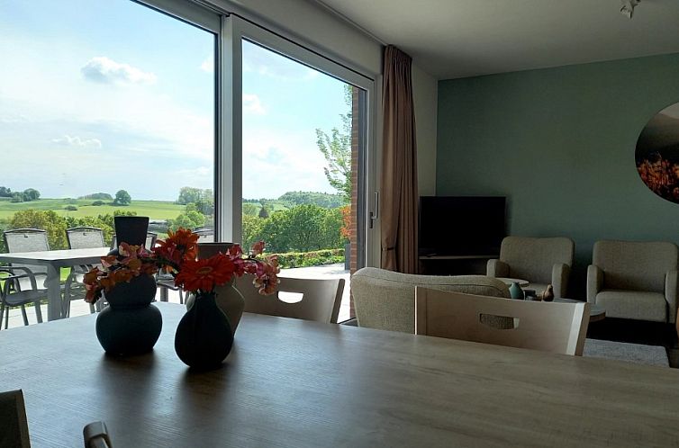 Gemuetliches Wohnzimmer mit Blick auf die Terrasse in Domein Hellebeuk in Valkenburg, Ferienhaus Suedlimburg.