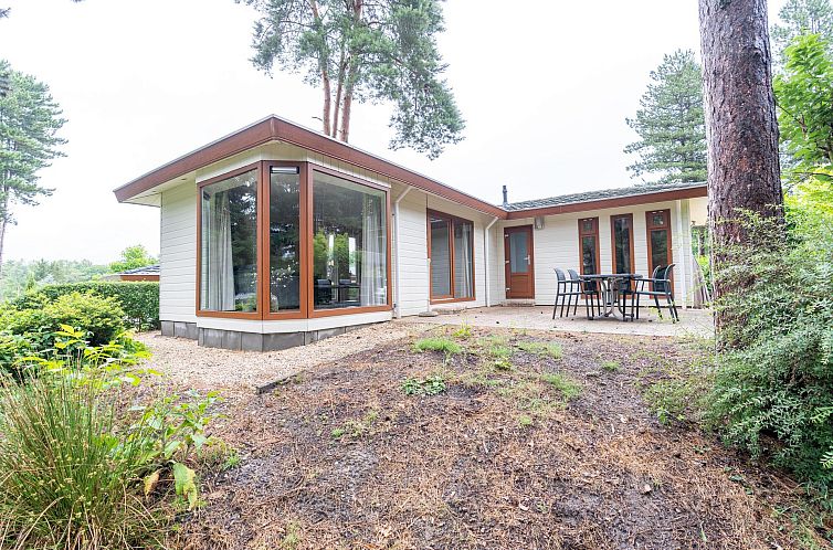 Geniet van de serene omgeving bij vakantiehuis Hackfort 4 in Brunssum, Zuid Limburg, met een uitnodigend terras en omringende natuur.