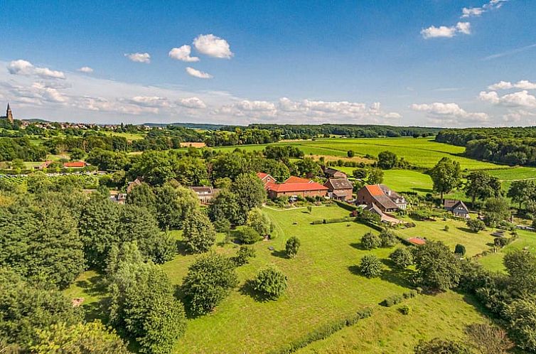 Luchtfoto van Vakantiehuis in Vijlen, Zuid Limburg, omringd door groene velden en heuvels in Limburg.