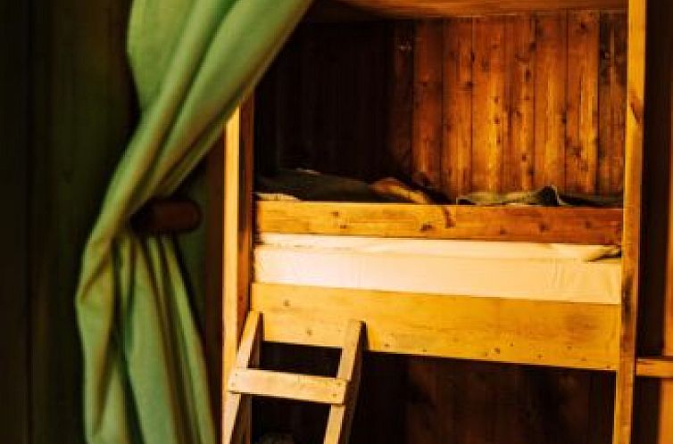 Tenthuisje met warme privédouche naast de tent met Hottub