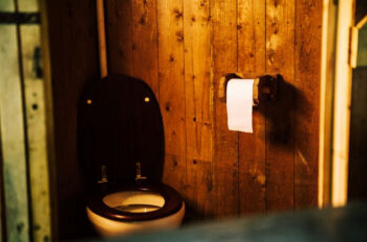 Tenthuisje met warme privédouche naast de tent met Hottub