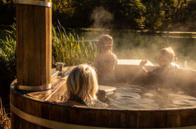 Tenthuisje met warme privédouche naast de tent met Hottub