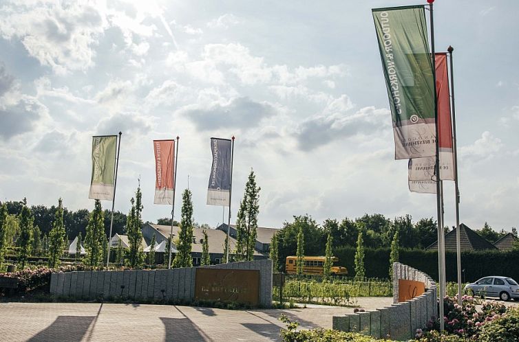 Eingang zum Landgoed de Biestheuvel in Hoogeloon, einem Ferienhaus in der gruenen Region Kempen in Nordbrabant.