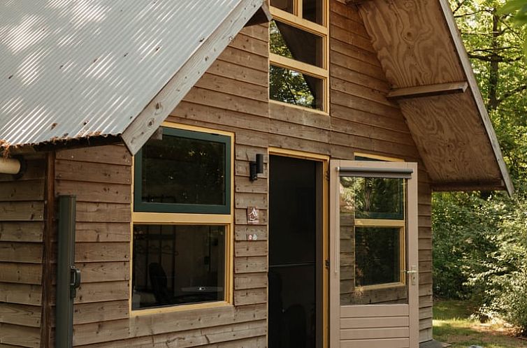 Charmant houten vakantiehuis in Bergeijk, Kempen, Noord Brabant omgeven door groene natuur.