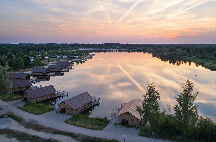 WaterLodge glamping lodges aan het water bij zonsondergang in Eersel, Kempen, Noord Brabant. Prachtig uitzicht over het meer en de natuur.