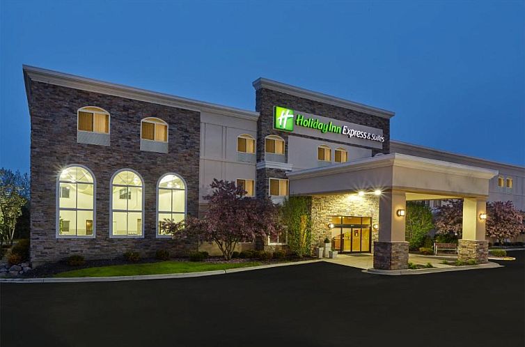 Holiday Inn Express Hotel & Suites Chicago-Libertyville, an 
