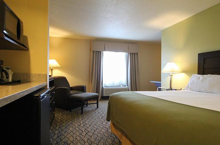 Holiday Inn Express Hotel & Suites Chicago-Libertyville, an 