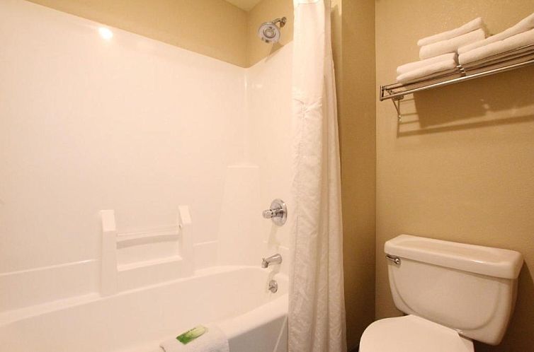Holiday Inn Express Hotel & Suites Chicago-Libertyville, an 