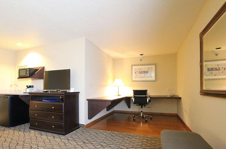 Holiday Inn Express Hotel & Suites Chicago-Libertyville, an 