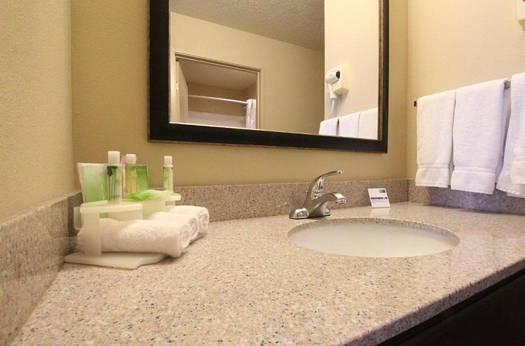 Holiday Inn Express Hotel & Suites Chicago-Libertyville, an 