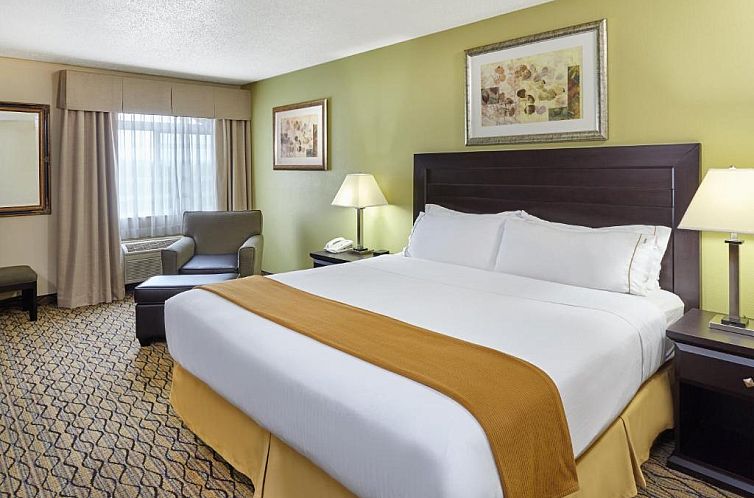 Holiday Inn Express Hotel & Suites Chicago-Libertyville, an 