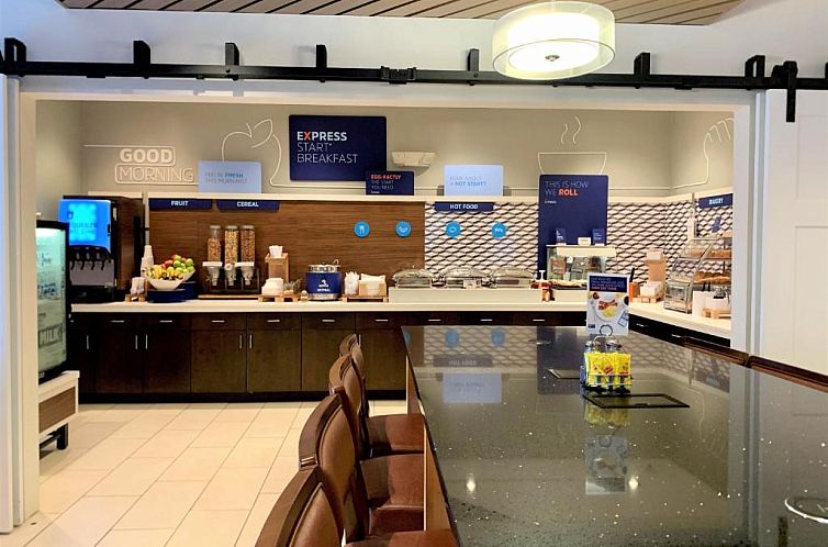 Holiday Inn Express Hotel & Suites Chicago-Libertyville, an 