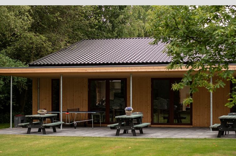 Veranda of vacation home de Kraanvogels in Tilburg, North Brabant, surrounded by greenery and tranquility.