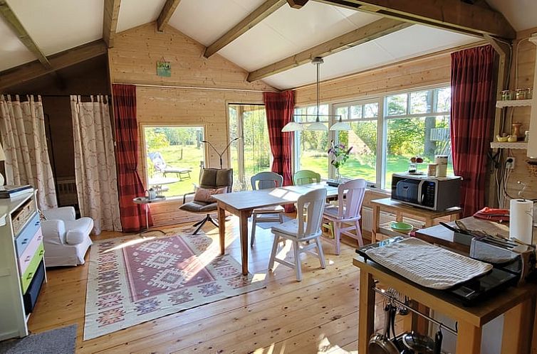 Helle Einrichtung des Huisje in Liempde, Ferienhaus in Hart van Brabant, mit Blick auf den gruenen Garten.