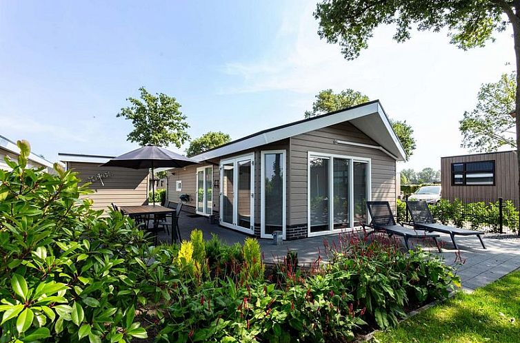 Ferox XL 4 Personen Ferienhaus in Cromvoirt mit sonniger Terrasse und gruener Umgebung in Nordbrabant.