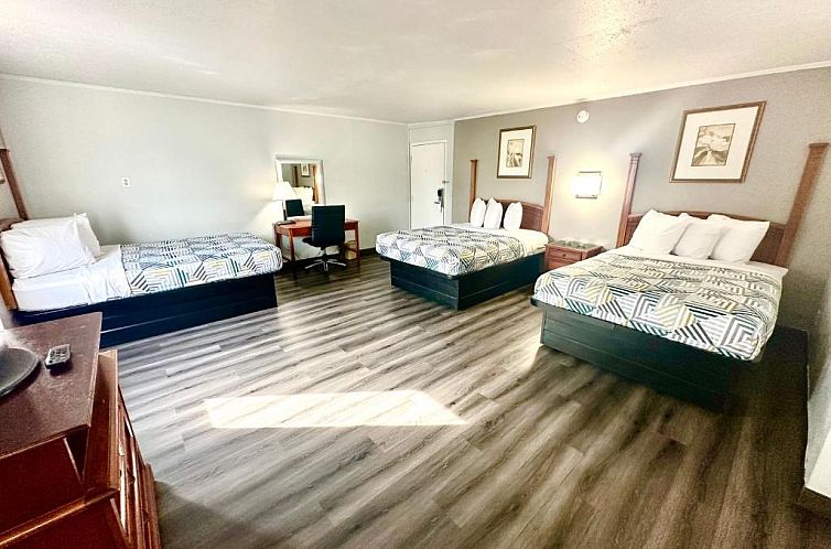 Red Carpet Inn - Stamford