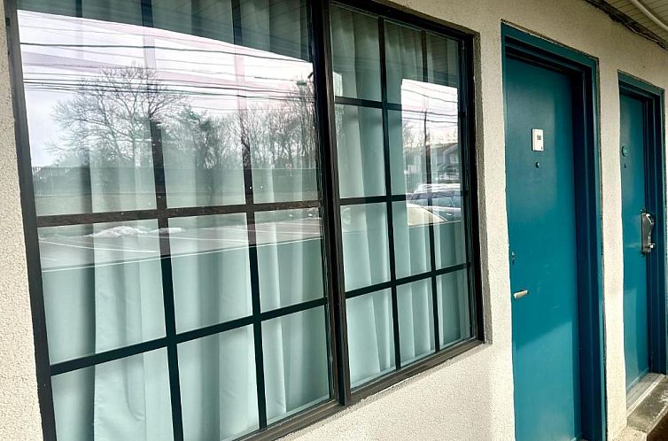 Red Carpet Inn - Stamford