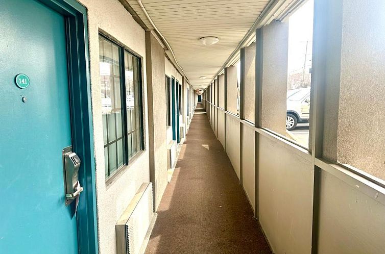 Red Carpet Inn - Stamford