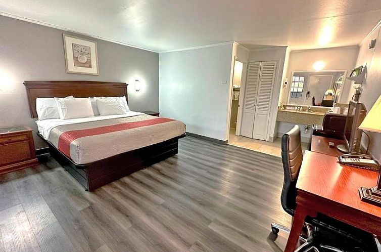 Red Carpet Inn - Stamford