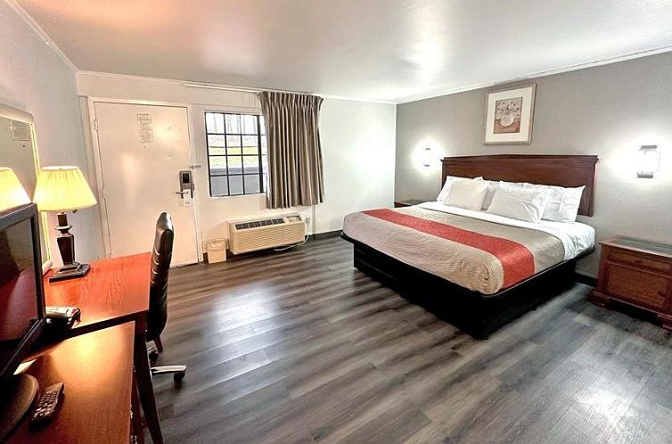 Red Carpet Inn - Stamford
