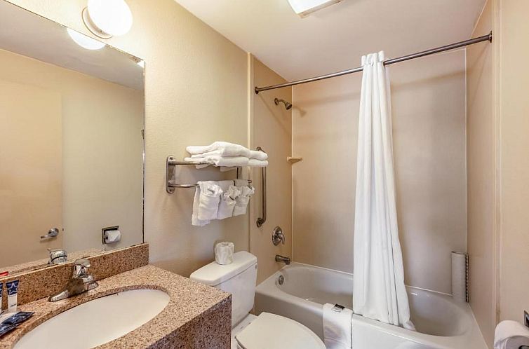 Red Carpet Inn - Stamford
