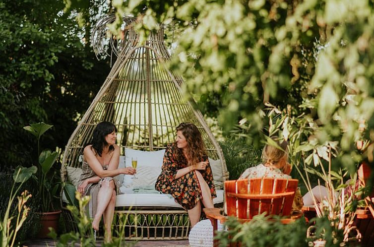Genieten op de veranda van Vakantiehuis in Sint Michielsgestel, omgeven door groene natuur.