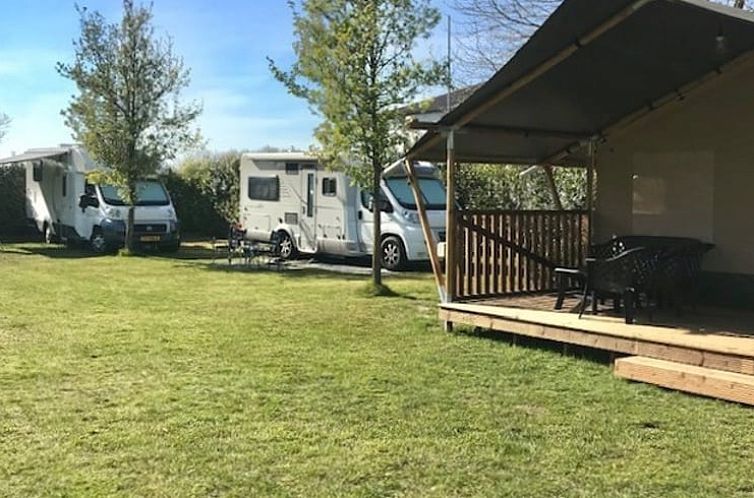 Veranda van Huisje in De Moer, vakantiehuis in het hart van Brabant, Noord Brabant, met uitzicht op groene omgeving.