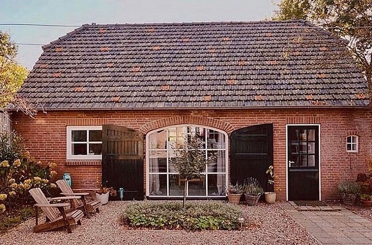 Huisje in Nuland, vakantiehuis in Noordoost Brabant met charmante bakstenen gevel en gezellige buitenruimte.