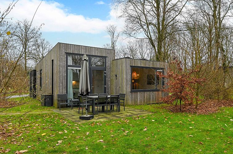 Vrijstaande woning in Schaijk, Noord Brabant, met terras in een groene omgeving.