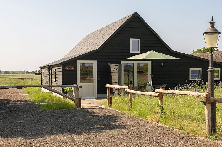 NB089 vacation home in Volkel, North Brabant with charming porch and rural setting.