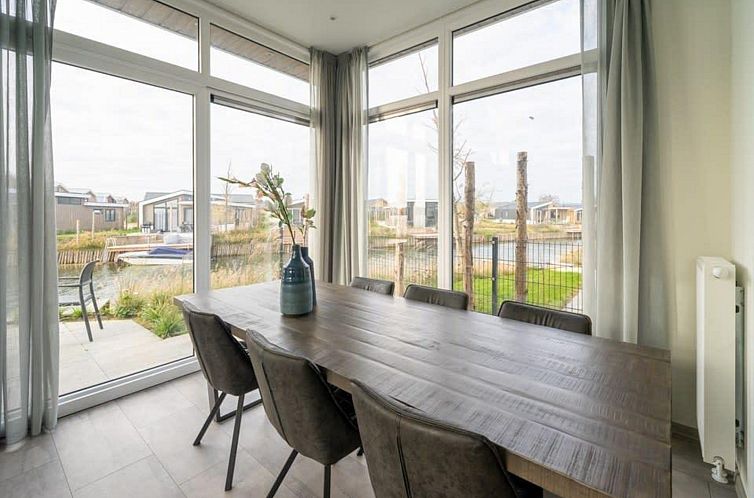 Pavilion Waterfront 6