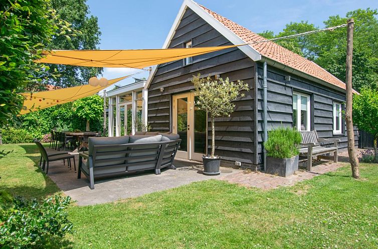 Hemels Helleke 2 vacation home Oosterhout with sunny garden and terrace in West Brabant.