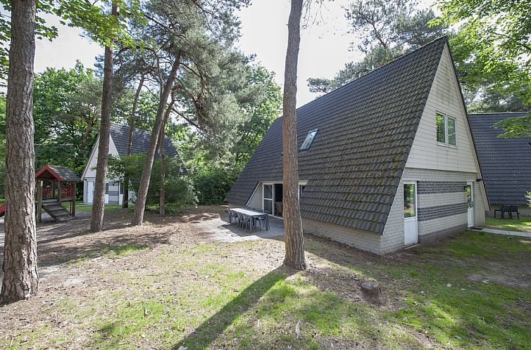 FV12 Comfort bungalow in Oosterhout, West Brabant, omgeven door natuur met ruim terras voor ontspanning.