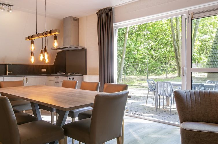 Gezellige eetkamer van KCL Comfort bungalow in Oosterhout, Noord Brabant met uitzicht op groene natuur vanuit de binnenruimte.