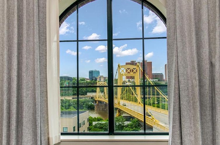Holiday Inn Express Hotel & Suites Pittsburgh-South Side, an