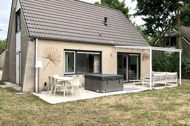 Forest Escape-Luxe natuurhuis met sauna en jacuzzi in Hoeven, Noord Brabant. Geniet van het terras en de serene omgeving in dit vakantiehuis.