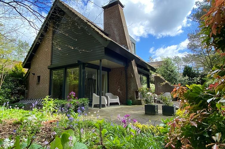 Charmant vakantiehuis in Huijbergen met bloeiende tuin in West Brabant, Noord Brabant.